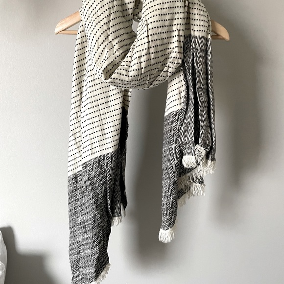 Thick H&M b&w patterned scarf - Picture 2 of 3